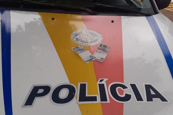 Pol&iacute;cia pendeu um homem suspeito de circular nota falsa de R$ 200, em Gama neste domingo (14) – Foto: PMDF/ Divulga&ccedil;&atilde;o/ND