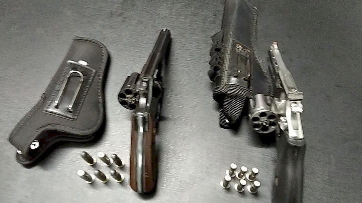 Duas armas e muni&ccedil;&otilde;es foram encontradas nos carros. – Foto: Pol&iacute;cia Militar/Divulga&ccedil;&atilde;o/ND