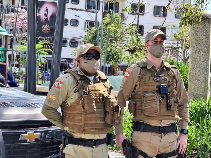 Itajaí recebeu reforço de 12 policiais para a fiscalização das medidas sanitárias – Foto: PM Itajaí/Divulgação
