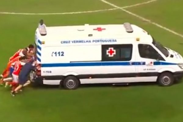 Atletas de Porto e Braga tiveram de empurrar a ambul&acirc;ncia em campo – Foto: Reprodu&ccedil;&atilde;o/ND