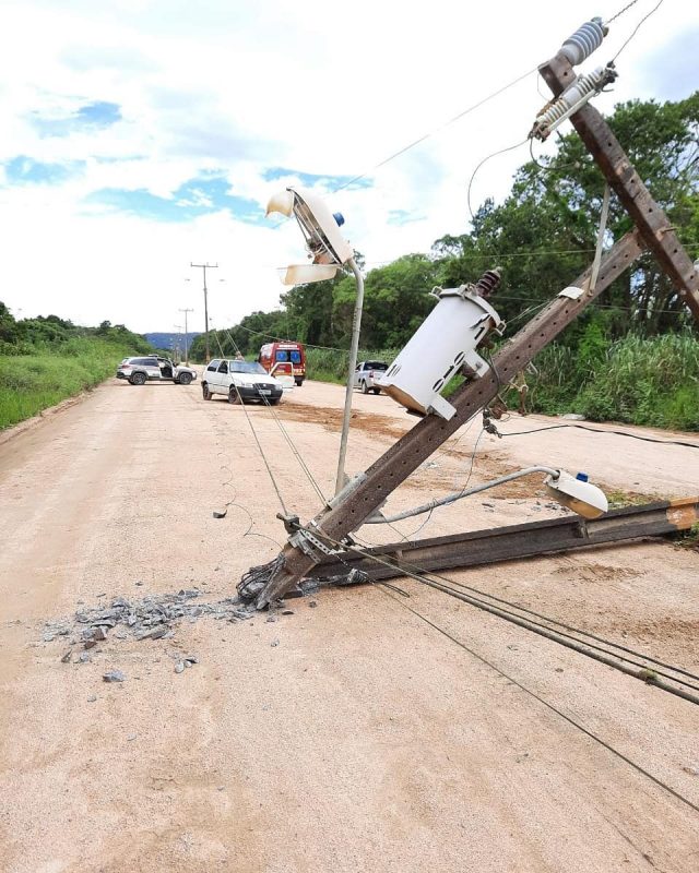 Poste foi destru&iacute;do e resid&ecirc;ncias ficaram sem luz – Foto: BVSFS/Divulga&ccedil;&atilde;o/ND