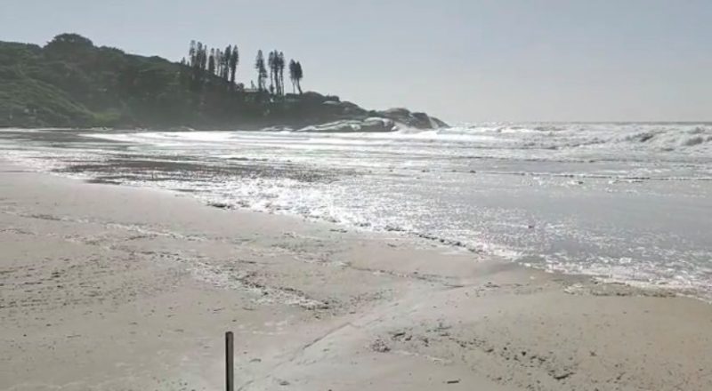Faixa de areia, na praia da Joaquina, ficou curta neste sábado 