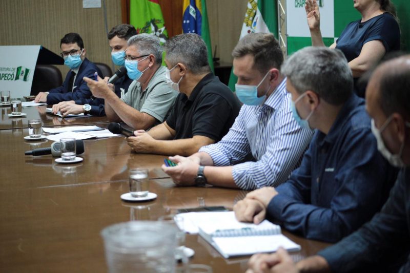 Prefeito e secret&aacute;rios se reuniram na tarde de segunda-feira (1&ordm;) para oficializar o interesse pelas doses da vacina russa – Foto: Leandro Schmidt/Divulga&ccedil;&atilde;o/ND