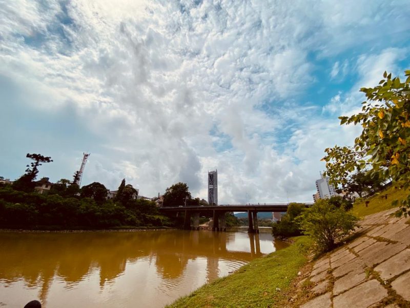 Sol aparece entre nuvens nesta segunda-feira (19) em Blumenau – Foto: Divulga&ccedil;&atilde;o/ND