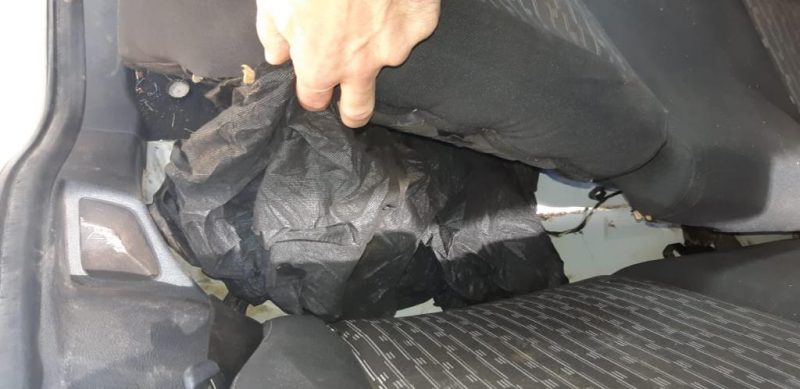 O carro apresentava ind&iacute;cios de que seria usado para tr&aacute;fico de drogas. – Foto: PRF/Divulga&ccedil;&atilde;o/ND