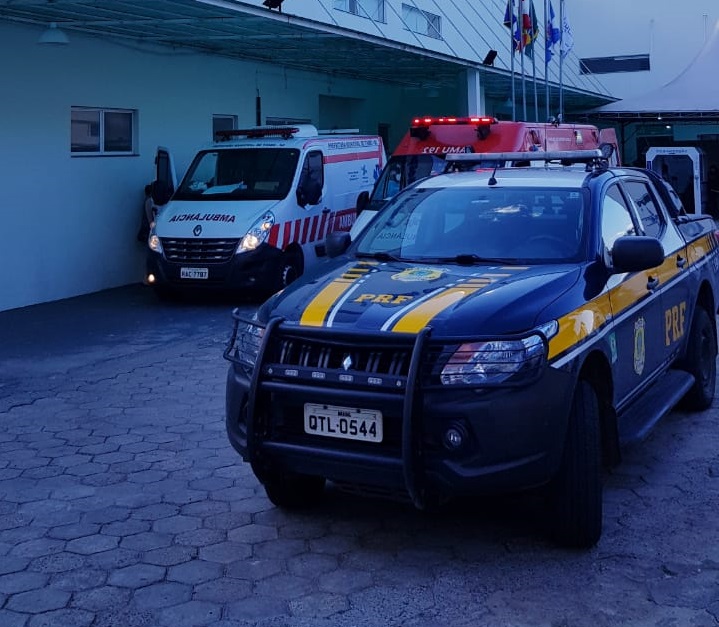 PRF escolta ambul&acirc;ncias com pacientes de Covid-19 pela BR-470 – Foto: Divulga&ccedil;&atilde;o/Pol&iacute;cia Rodovi&aacute;ria Federal