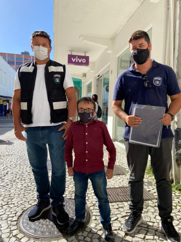 No centro, o secretário municipal de Defesa do Consumidor, Gabriel Meurer