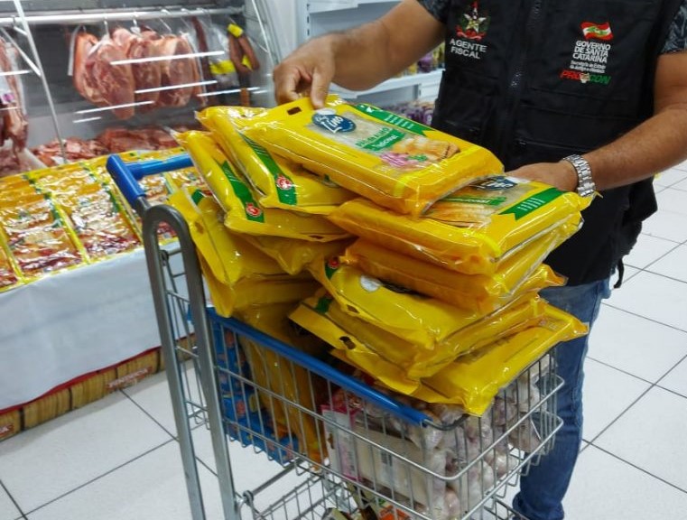 Al&eacute;m de latas de cereal infantil, Procon apreendeu diversos alimentos vencidos em Garuva – Foto: Procon/Divulga&ccedil;&atilde;o