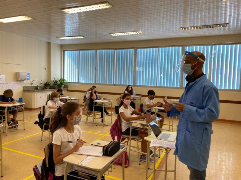 Professor de matem&aacute;tica afirma que o retorno est&aacute; sendo tranquilo – Foto: Maria Fernanda Salinet/ND