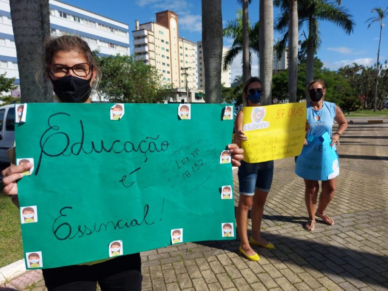 Professores protestam em frente à prefeitura – Foto: Paulo Metling/NDTV