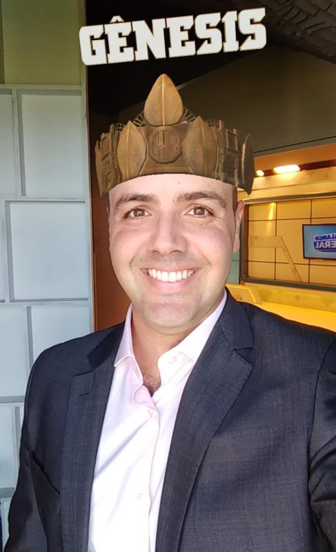 Raphael Polito, apresentador do “Balan&ccedil;o Geral”, tamb&eacute;m entrou na brincadeira dos filtros de “G&ecirc;nesis” – Foto: Divulga&ccedil;&atilde;o/ND