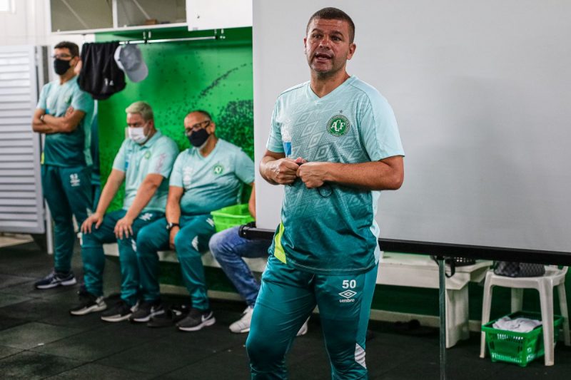 T&eacute;cnico Umberto Louzer, no comando da Chapecoense h&aacute; cerca de um ano. – Foto: M&aacute;rcio Cunha/ACF/ND