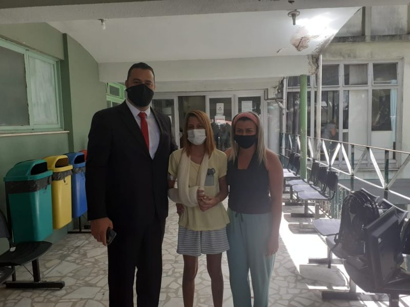 Rebeca Sayuri, advogado e mãe posam para foto