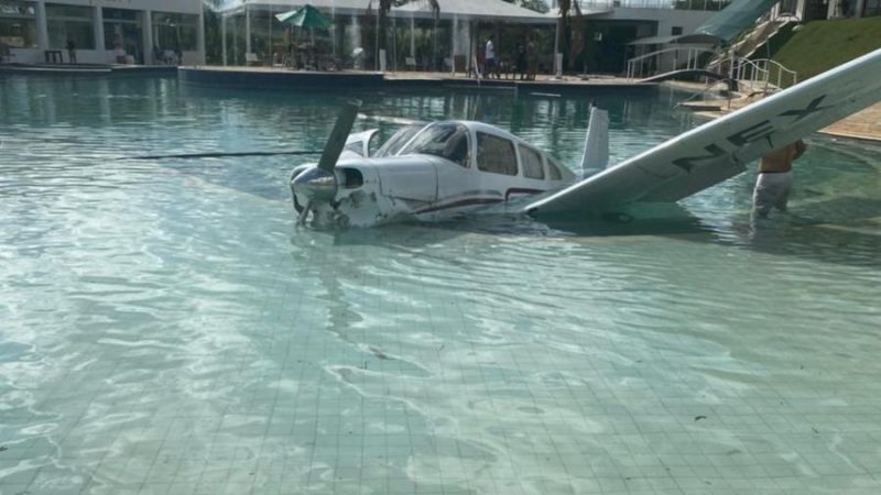 avião cai em piscina de resort
