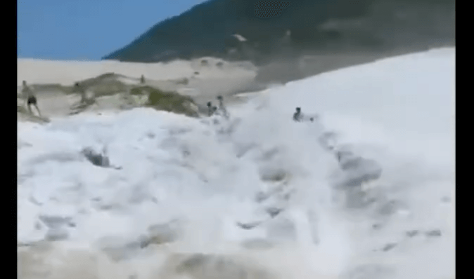 Vídeo flagra momento em que onda invade areia e atinge família na Praia do Santinho – Foto: Reprodução