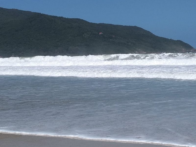 Clima de Santa Catarina tem influência de vento sudeste e leste, deixando mar agitado- Foto: Andréa da Luz/Divulgação/ND