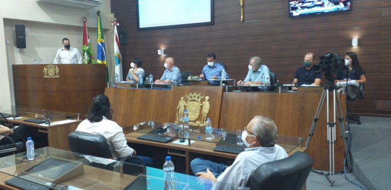 Procurador-geral Allyson Mazzarin (E) usou a tribuna para expressar a inten&ccedil;&atilde;o da Casan. Foto: Cristiano Rigo Dalcin/ND