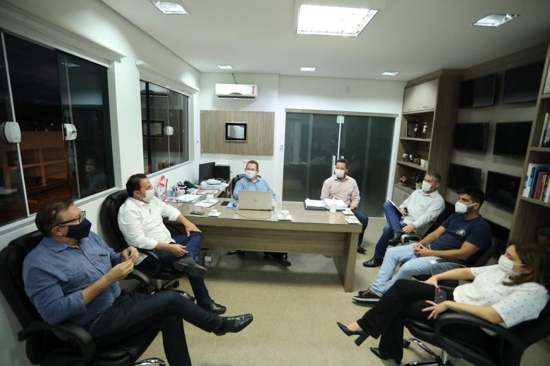 Prefeitos de Palho&ccedil;a, S&atilde;o Jos&eacute; e Bigua&ccedil;u se re&uacute;nem para tomar medidas conjuntas para garantir o cumprimento das restri&ccedil;&otilde;es – Foto: PMP/Divulga&ccedil;&atilde;o/ND