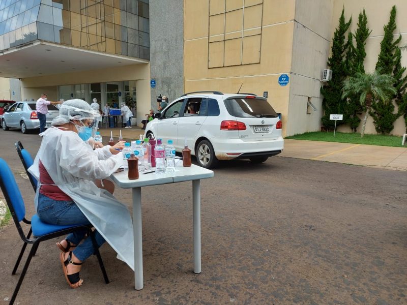 Vacina&ccedil;&atilde;o de idosos aconteceu em frente ao Centro de Eventos e no Parque da Efapi em sistema de Drive Thru – Foto: Rodrigo Gon&ccedil;alves/NDTV Chapec&oacute;