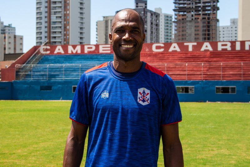 Marc&iacute;lio Dias, que contar&aacute; com o ex-zagueiro Rog&eacute;lio em sua comiss&atilde;o t&eacute;cnica, chega para mais uma edi&ccedil;&atilde;o do catarinense com gosto de “quero mais”;&nbsp; Marinheiro vem de boas campanhas nas duas &uacute;ltimas edi&ccedil;&otilde;es do Catarinense e, na temporada passada, ficou a uma vit&oacute;ria do acesso &agrave; S&eacute;rie C – Foto: Marc&iacute;lio Dias/divulga&ccedil;&atilde;o