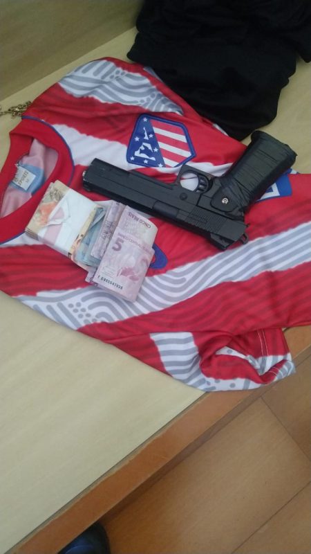 Itens usados no assalto foram encontrados no hotel onde o suspeito estava escondido – Foto: Divulga&ccedil;&atilde;o/Pol&iacute;cia Militar