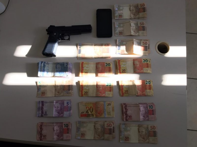 Dinheiro roubado e arma falsa usada no crime foram localizados – Foto: Divulga&ccedil;&atilde;o/Pol&iacute;cia Militar/ND