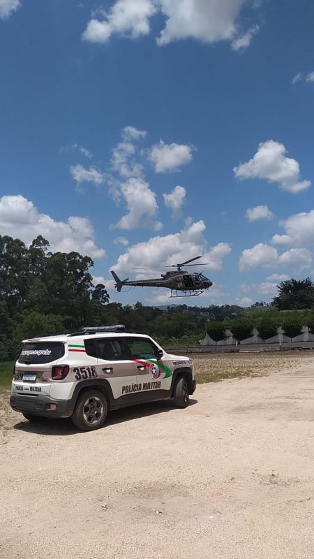 Helic&oacute;ptero &Aacute;guia da PM foi acionado para apoiar nas buscas a tr&ecirc;s assaltantes que renderam funcion&aacute;rios e roubaram um posto de combust&iacute;veis em Brusque – Foto: Divulga&ccedil;&atilde;o/Pol&iacute;cia Militar