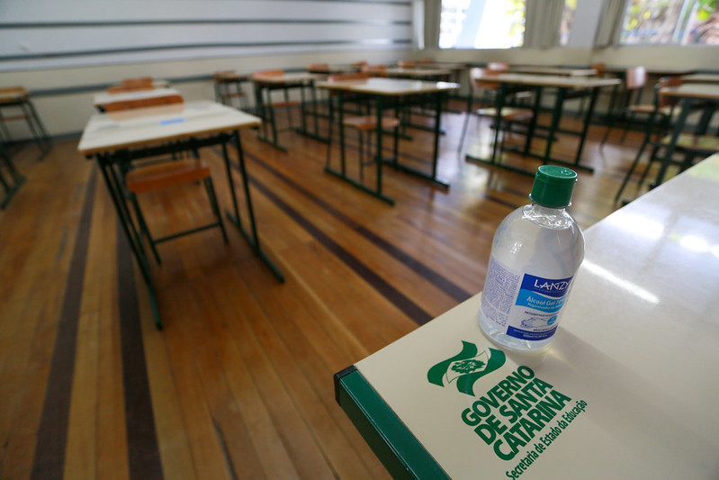 O Álcool gel é um dos novos elementos da sala de aula nas escolas de SC