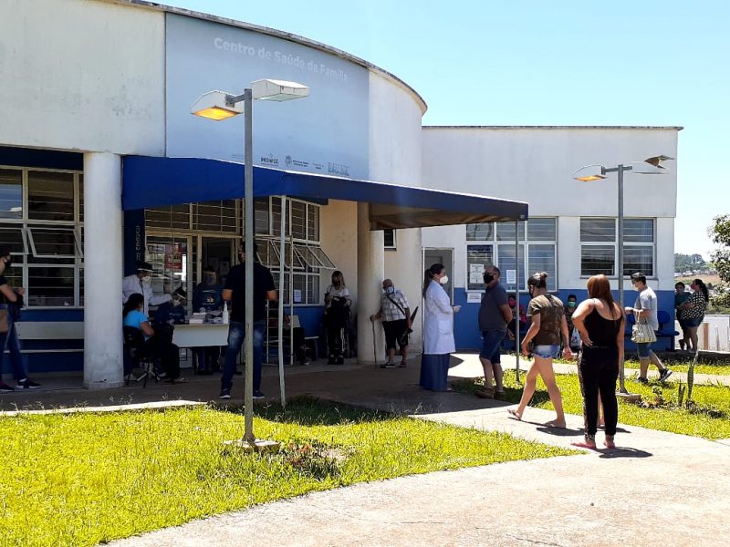 No come&ccedil;o da tarde desta quinta-feira, moradores se aglomeravam na porta do Centro de Sa&uacute;de do bairro Vila Real – Foto: Carol Figueiredo/ND