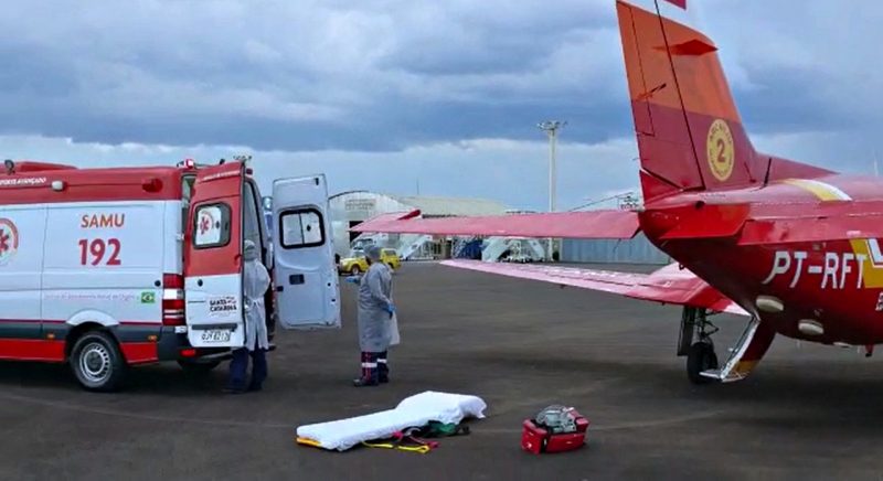 Ambulância do SAMU no aeroporto de Chapecó para transferir pacientes com Covid-19 com avião do corpo de bombeiros para outros municípios