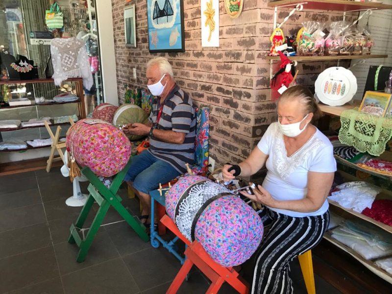 Seu Dinho e dona Anita se dedicam &agrave; renda de bilro no Mercado P&uacute;blico – Foto: Bruna Stroisch/ND