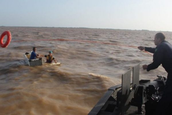 Homens ficaram em cima do objeto por aproximadamente tr&ecirc;s horas – Foto: Divulga&ccedil;&atilde;o/Marinha/ND