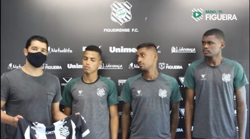 Luciano Sorriso inicia a temporada mais “presente” na rotina do clube. Nesta semana apresentou o volante Jefinho, o meia Denner e o volante Khevin. – Foto: R&aacute;dio TV Figueira/reprodu&ccedil;&atilde;o/ND