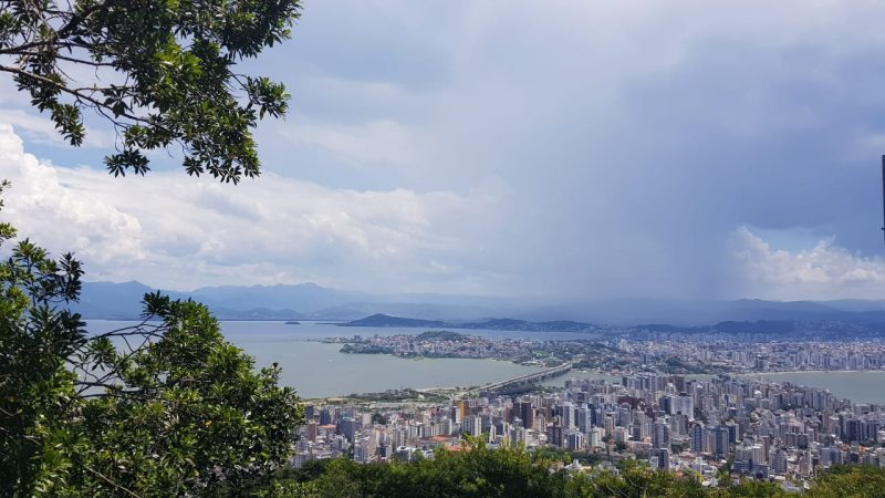 Céu com nuvem de chuva na região de São José
