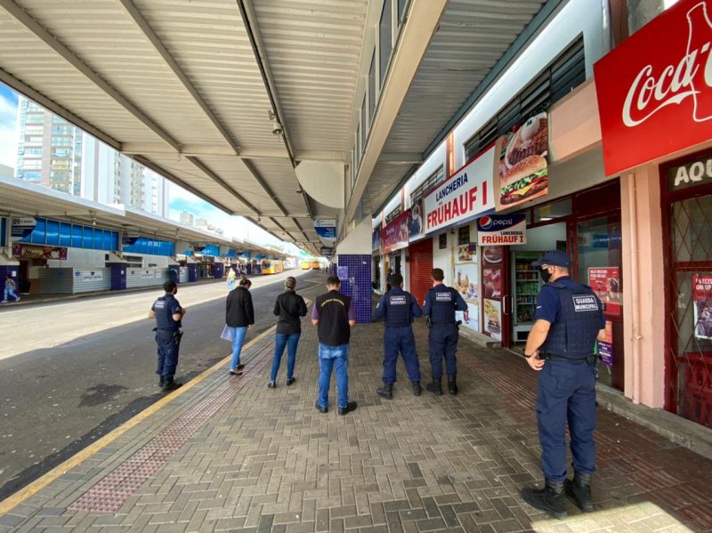 Guarda Municipal e Vigil&acirc;ncia Sanit&aacute;ria realizaram fiscaliza&ccedil;&atilde;o no Terminal Urbano na manh&atilde; desta quarta-feira – Foto: Terminal Urbano/ND