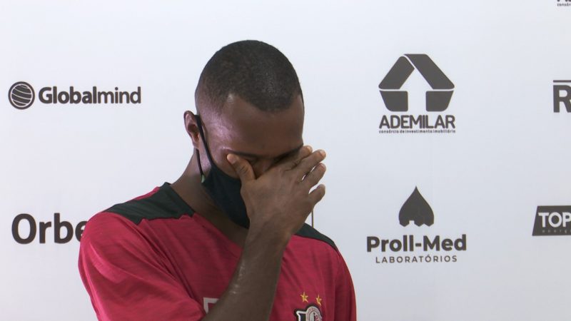 Thiaguinho se emociona ao lembrar dos sacrif&iacute;cios da fam&iacute;lia para que ele pudesse viver o sonho do futebol – Foto: Gladionor Ramos/NDTV