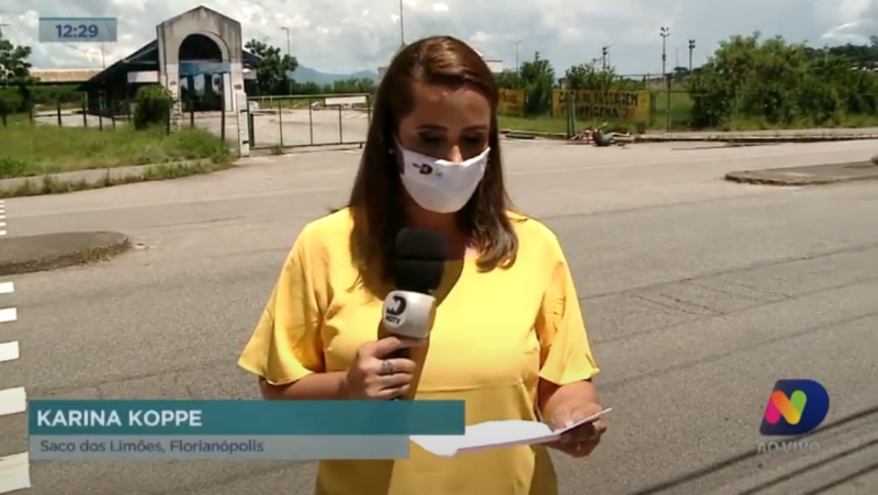 Rep&oacute;rter Karina Koppe informava sobre a casa de passagem definitiva que deve ser fornecida aos ind&iacute;genas na Capital catarinense – Foto: Reprodu&ccedil;&atilde;o/NDTV