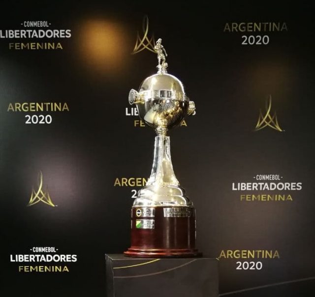 O cobi&ccedil;ado trof&eacute;u da Libertadores 2020 do futebol feminino – Foto: Comenbol/divuga&ccedil;&atilde;o