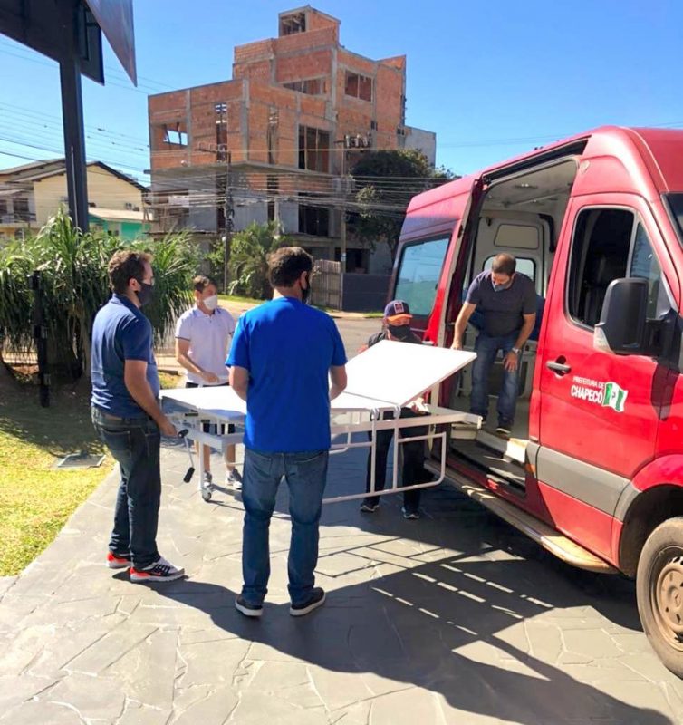 Equipamentos como macas foram disponibilizados para serem utilizadas no combate à Covid-19 em Chapecó