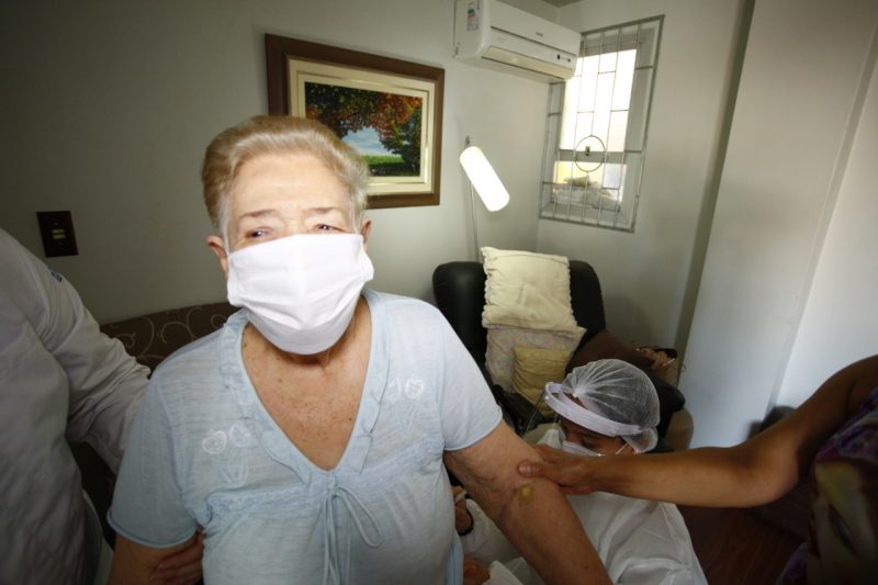Idosos acima de 90 anos são um dos grupos que são vacinados contra a Covid-19 em Florianópolis nesta fase de imunização – Foto: Leonardo Sousa/PMF/Divulgação/ND