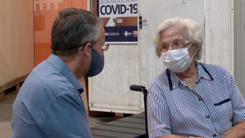 Alda Niemeyer conversa com o prefeito de Blumenau, M&aacute;rio Hildebrandt – Foto: Lucas Fernandes / NDTV Blumenau