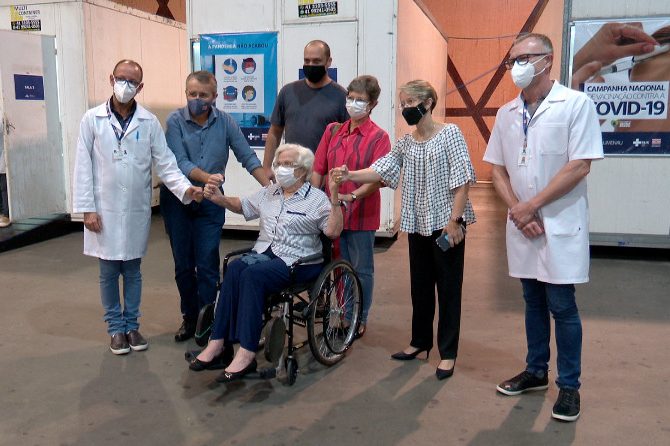 Durante a vacina&ccedil;&atilde;o, Alda Niemeyer brincou com autoridades e com a equipe que lhe atendeu – Foto: Lucas Fernandes / NDTV Blumenau