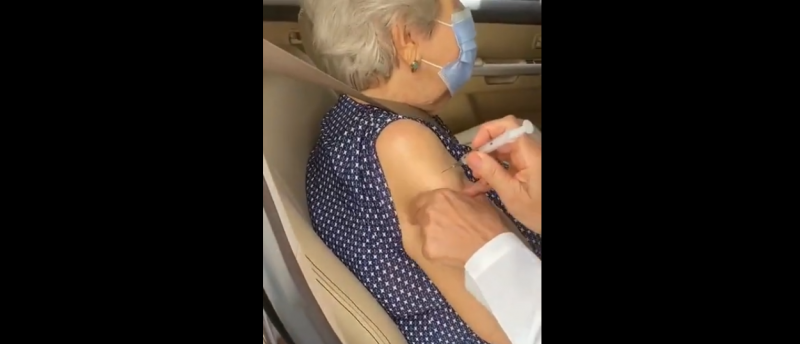 Mulher suspeitou que a mãe não foi vacinada ao ver seringa cheia após ter sido injetada