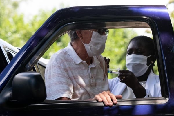 Ser&aacute; que apenas uma dose &eacute; capaz de proteger o vacinado contra a doen&ccedil;a? – Foto: Hugo Barreto/Metr&oacute;poles/ND