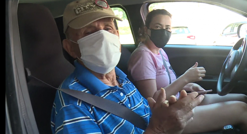 Equipe de enfermagem cantou "Parabéns" para o novo vacinado