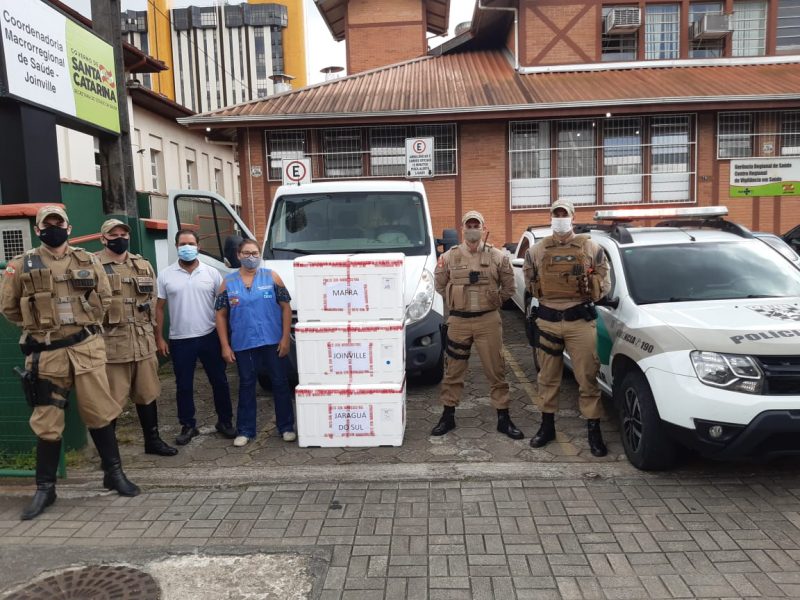 Doses chegaram em Joinville na manh&atilde; desta segunda-feira (8) e devem ser distribu&iacute;das aos munic&iacute;pios ao longo da semana – Foto: Coordenadoria da Macrorregional de Joinville/Divulga&ccedil;&atilde;o
