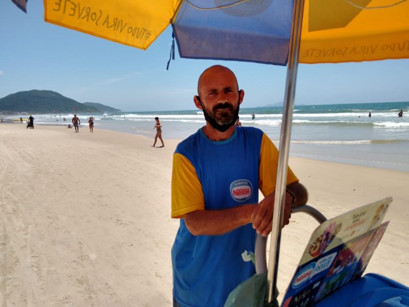 O vendedor de picol&eacute; Everson Ant&ocirc;nio Machado Carrais – Foto: Bruna Stroisch/ND