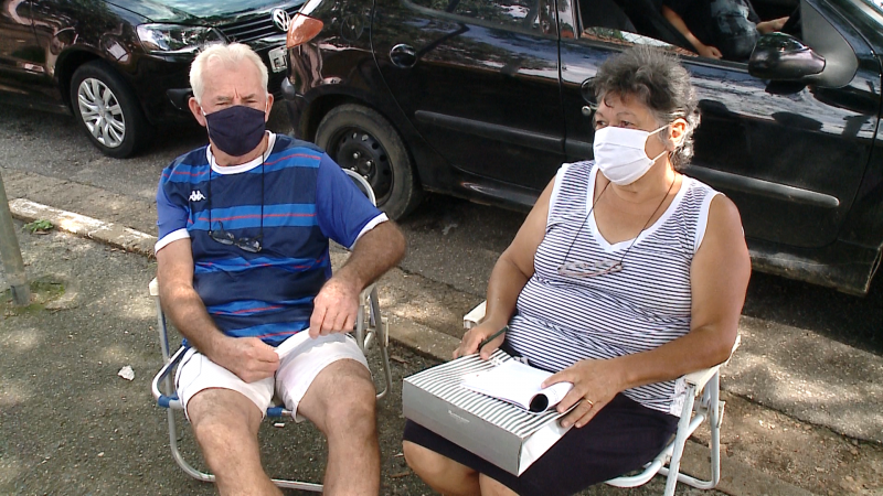 Maria de F&aacute;tima Camargo Barbieri recebeu sete medicamentos e a recomenda&ccedil;&atilde;o de voltar ao posto diariamente para tomar uma inje&ccedil;&atilde;o – Foto: Reprodu&ccedil;&atilde;o/NDTV