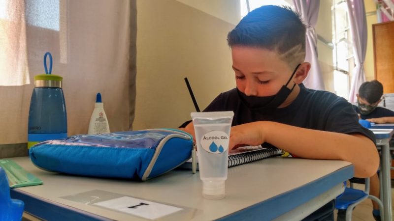 Máscara e álcool em gel são itens obrigatórios na sala de aula – Foto: Jonathan Rocha/NDTV