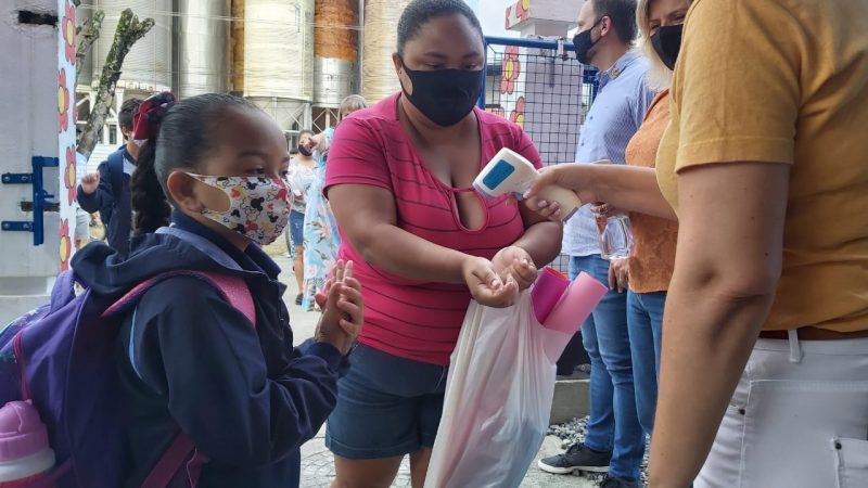 Alunos tiveram a temperatura medida na entrada das unidades – Foto: Kelly Borges/NDTV